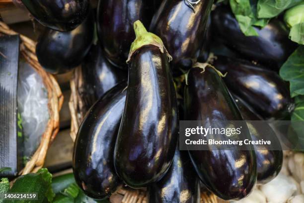 aubergines on a market stall - melanzana foto e immagini stock