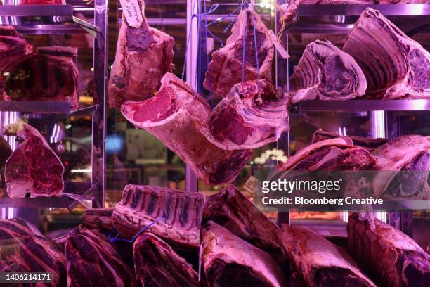 beef on display at a butchers shop - beef ribs stockfoto's en -beelden