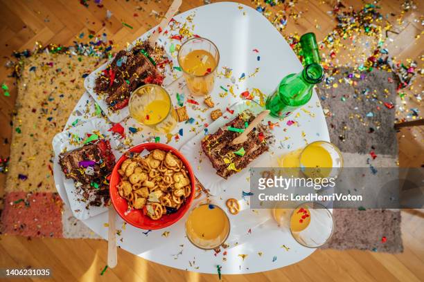 table basse avec gâteau d’anniversaire, collations et boissons - cake table photos et images de collection