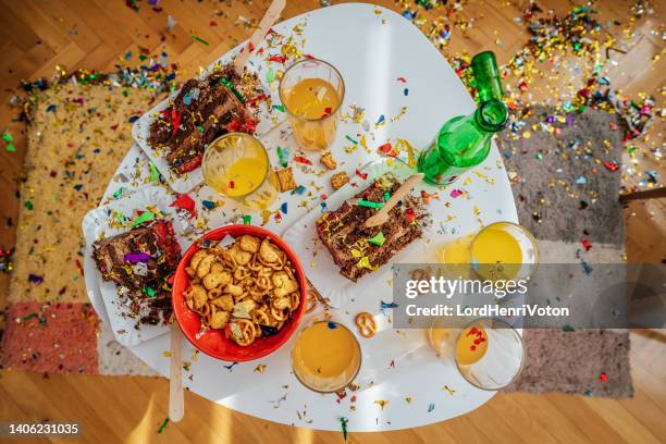 coffee table with birthday cake, snacks and drinks - messy house after party bildbanksfoton och bilder