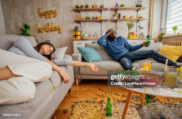 waking up after a home party - hangover after party stockfoto's en -beelden