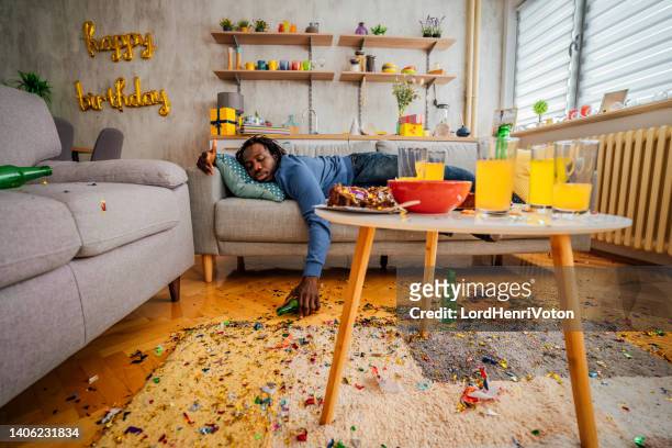hombre borracho que tiene resaca después de la fiesta en casa - morning after party fotografías e imágenes de stock