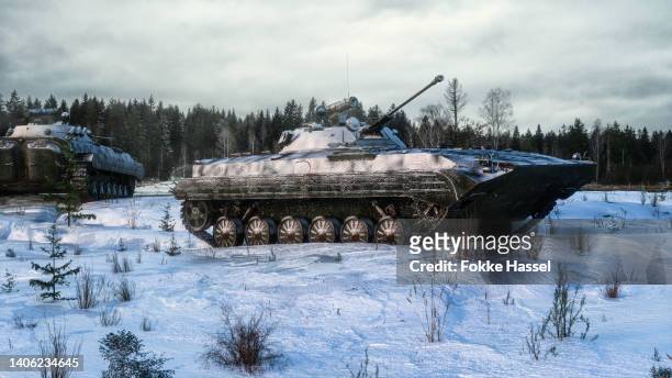 bmp-2 infantry fighting vehicle in position - cgi - ukraina stock-fotos und bilder