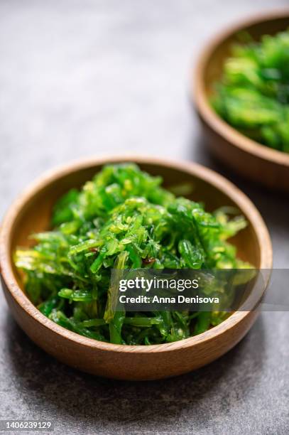 seaweed salad in black plate - wakame stock-fotos und bilder