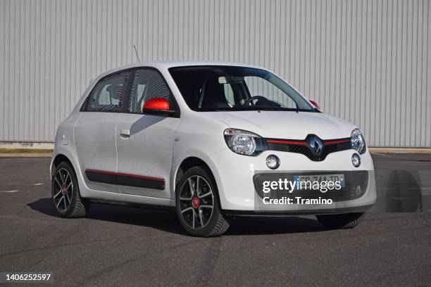 renault twingo on a parking - renault twingo concept photos et images de collection
