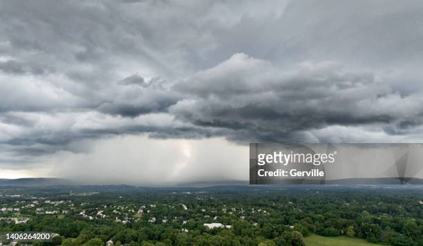 tormenta de lluvia - storm fotografías e imágenes de stock