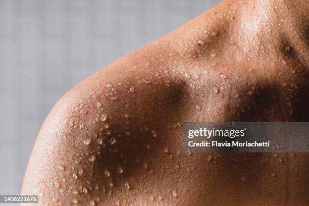 man's shoulder on shower - hombre en la ducha fotografías e imágenes de stock