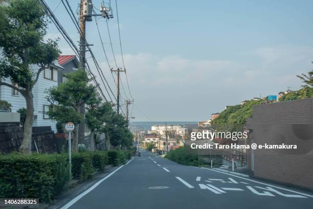 the elevated road in the residential district by the sea in kanagawa of japan - 日本　住宅街 個照片及圖片檔