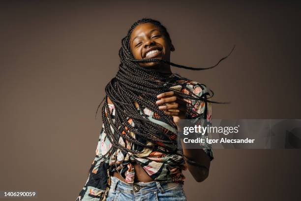 happy black woman rocking her braids - brazilian dancer stockfoto's en -beelden