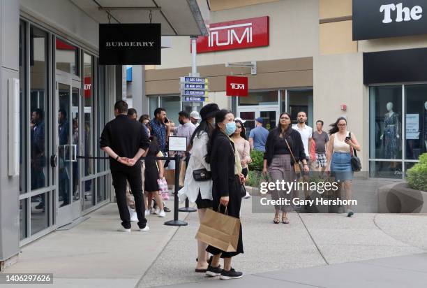 Toronto premium outlets mall Stock Photo - Alamy
