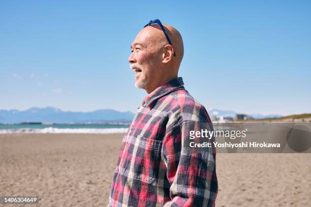 portrait of senior man - chigasaki stockfoto's en -beelden