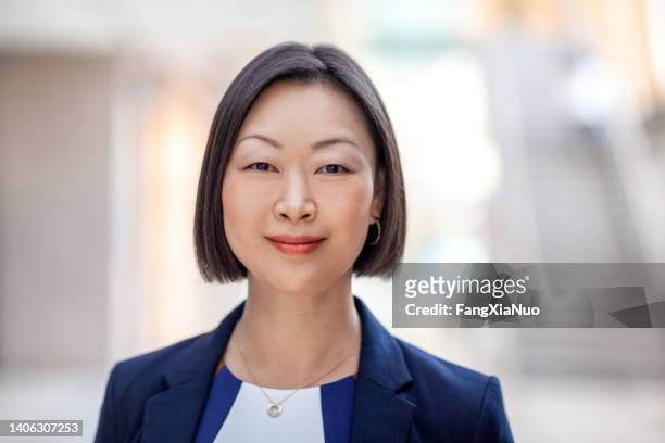 porträt einer koreanischen geschäftsfrau im bürosaal - happy asian woman bright office stock-fotos und bilder