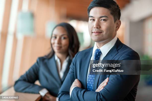 porträt eines mittleren geschäftsmannes der pacific islander mit multirassischer weiblicher schwarzer kollegin im büro - regierung stock-fotos und bilder