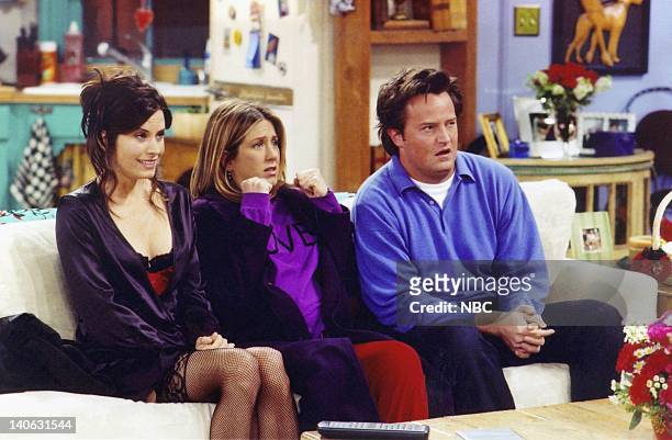 The One With The Birthing Video"-- Episode 15 -- Aired 2/7/2002 -- Pictured: Courteney Cox as Monica Geller-Bing, Jennifer Aniston as Rachel Green,...