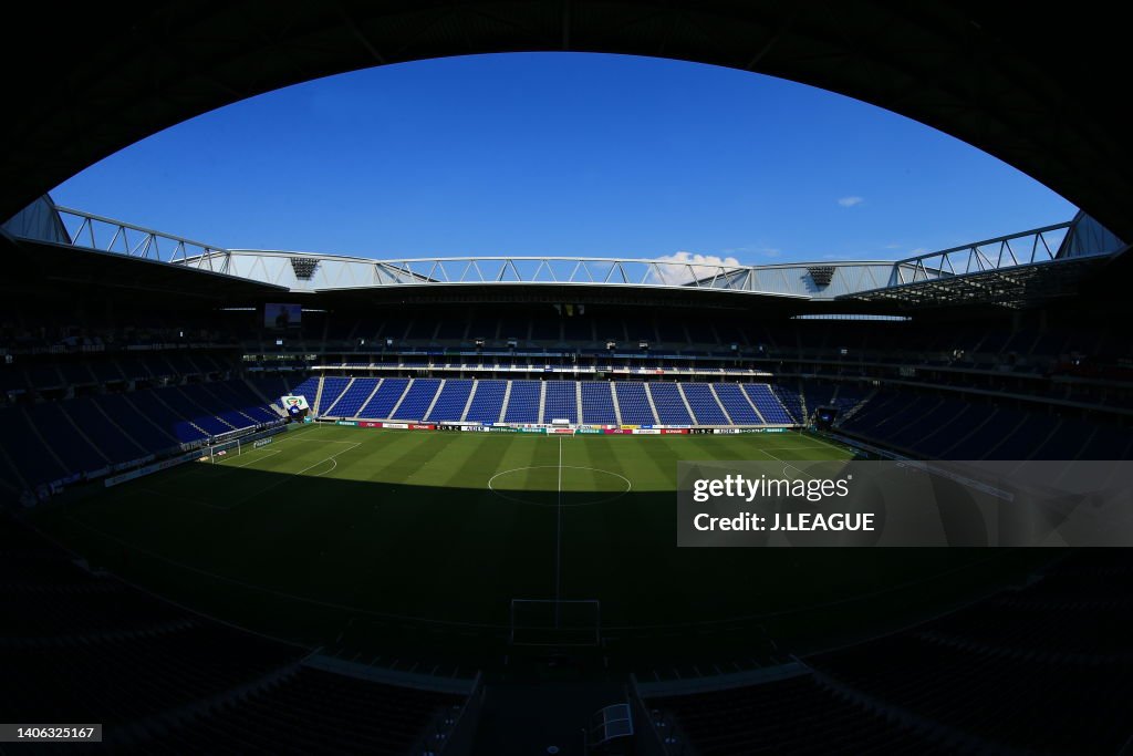 Gamba Osaka v Urawa Red Diamonds - J.LEAGUE Meiji Yasuda J1