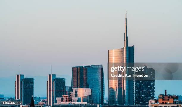 an elevated sunset view of the milan skyline - milaan stockfoto's en -beelden