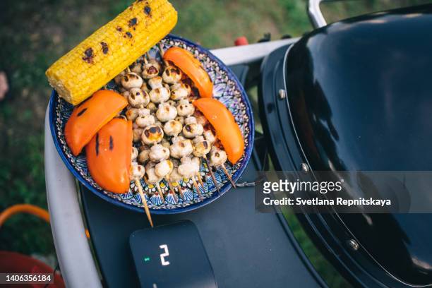 grilled vegetarian bbq for father's day - brasero photos et images de collection