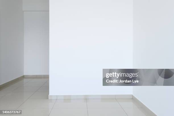 vacant inner space at corner of the white wall and floor - floor perspective stock-fotos und bilder