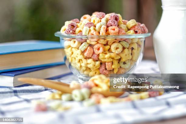 corn grain rings in a bowl on wood table. children's breakfast food back to school concept - wood grain 個照片及圖片檔