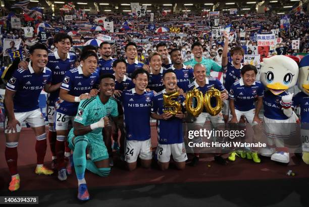 Players of Yokohama F.Marinos celebrate the win after the J.LEAGUE Meiji Yasuda J1 19th Sec. Match between Shimizu S-Pulse and Yokohama F･Marinos at...