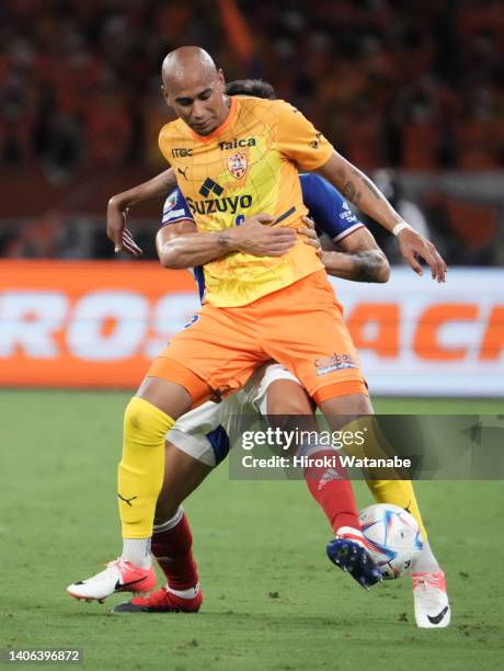 Thiago Santana of Shimizu S-Pluse and Eduardo of Yokohama F.Mrinos conpete for the ball during the J.LEAGUE Meiji Yasuda J1 19th Sec. Match between...