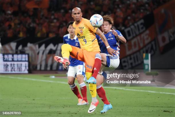 Thiago Santana of Shimizu S-Pluse and Katsuya Nagato of Yokohama F.Mrinos conpete for the ball during the J.LEAGUE Meiji Yasuda J1 19th Sec. Match...