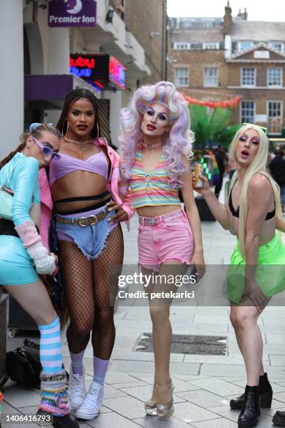 stolz in london 2022 - london pride stock-fotos und bilder