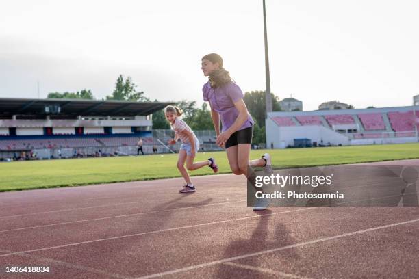 trainingsgeschwindigkeit im leichtathletikverein - 8 staffel stock-fotos und bilder