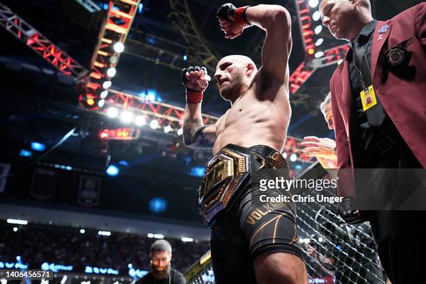 Alexander Volkanovski of Australia celebrates his win in the UFC featherweight championship fight during the UFC 276 event at T-Mobile Arena on July...