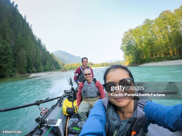 60 + senior multiracial friends reiten boot beim süßwasserfischen - wilderness guide stock-fotos und bilder