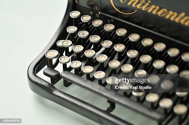 an antique typewriter - caractère d'imprimerie photos et images de collection