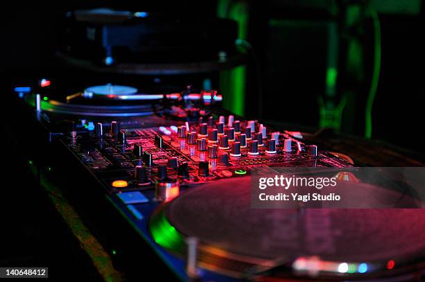 record decks in nightclub,japan - nightclub stock pictures, royalty-free photos & images