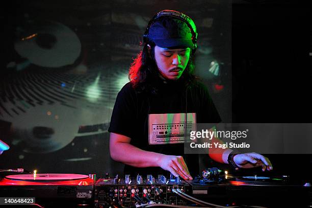 young male dj at record decks in nightclub,japan - sombrero de fiesta fotografías e imágenes de stock