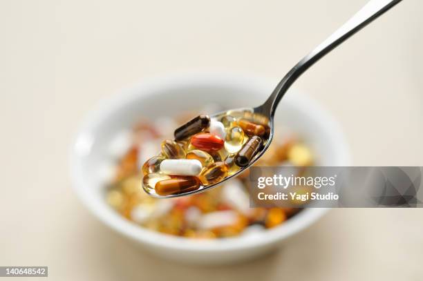 supplements to take with a spoon - nahrungsergänzungsmittel stock-fotos und bilder