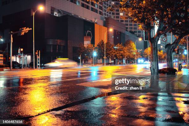 city street in rainy night - downtown neon stock-fotos und bilder