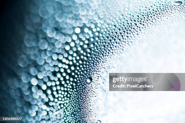 shallow dept of field view of water on plastic bottle - macro stockfoto's en -beelden