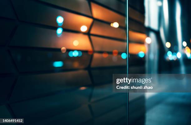 store window at night - onscherpe achtergrond stockfoto's en -beelden