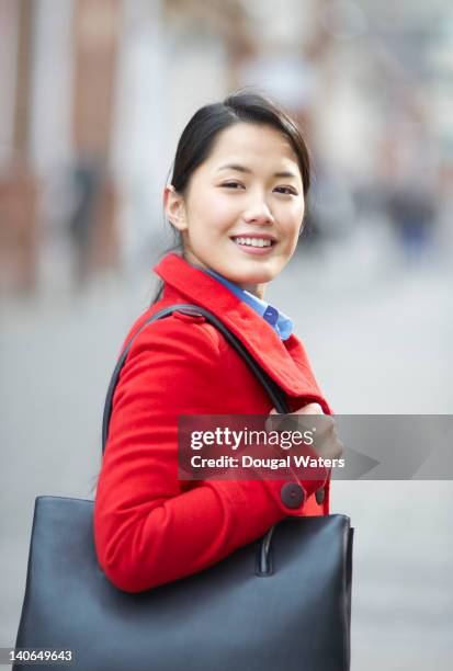 asian business woman standing in street. - nepalese ethnicity - fotografias e filmes do acervo