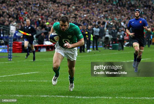 Tommy Bowe of Ireland scores his second try during the RBS Six Nations match between France and Ireland at Stade de France on March 4, 2012 in Paris,...