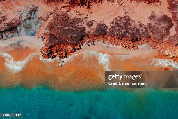 idílico destino de playa remota - zona interior de australia fotografías e imágenes de stock