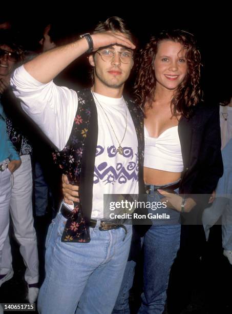 Jason Priestley and Robin Lively at the Premiere of 'Young Guns 2', Mann's Chinese Theatre, Hollywood.