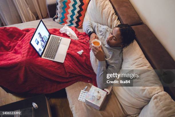 joven afroamericano enfermo que tiene interacción con el médico a través de una computadora portátil - consultation lake fotografías e imágenes de stock