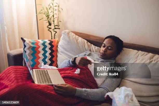 joven afroamericano enfermo que tiene interacción con el médico a través de una computadora portátil - consultation lake fotografías e imágenes de stock