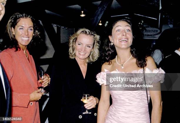 Angelica Dicki Mommsen, Jil Sander und Alexandra von Rehlingen bei einer Abendveranstaltung, Deutschland um 1994.