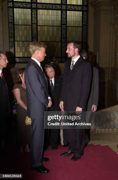 Bürgermeister Ole von Beust begrüßt Kronprinz Haakon von Norwegen bei einem Besuch im Rathaus in Hamburg, Deutschland 2002.