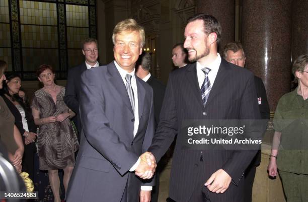 Bürgermeister Ole von Beust begrüßt Kronprinz Haakon von Norwegen bei einem Besuch im Rathaus in Hamburg, Deutschland 2002.