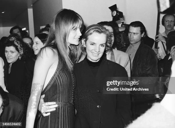 Jil Sander, deutsche Modedesignerin, mit Freunden bei einer Abendveranstaltung, Deutschland um 1994.