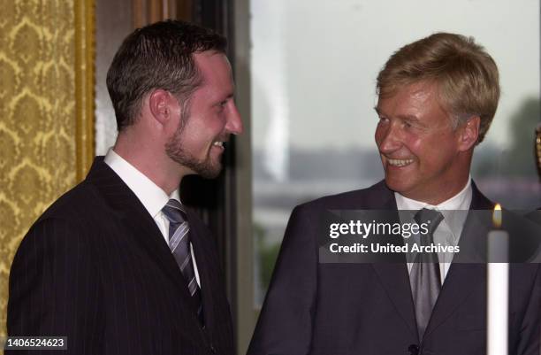 Kronprinz Haakon von Norwegen und Bürgermeister Ole von Beust bei einem Besuch im Rathaus in Hamburg, Deutschland 2002.