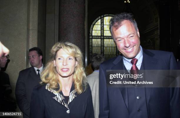 Zweiter Bürgermeister Ronald Schill mit Ehefrau bei einem Besuch von Kronprinz Haakon von Norwegen im Rathaus in Hamburg, Deutschland 2002.