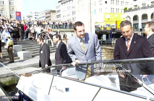 Kronprinz Haakon von Norwegen bei einer Bootsfahrt über die Elbe zum Norgefest in Hamburg, Deutschland 2002.